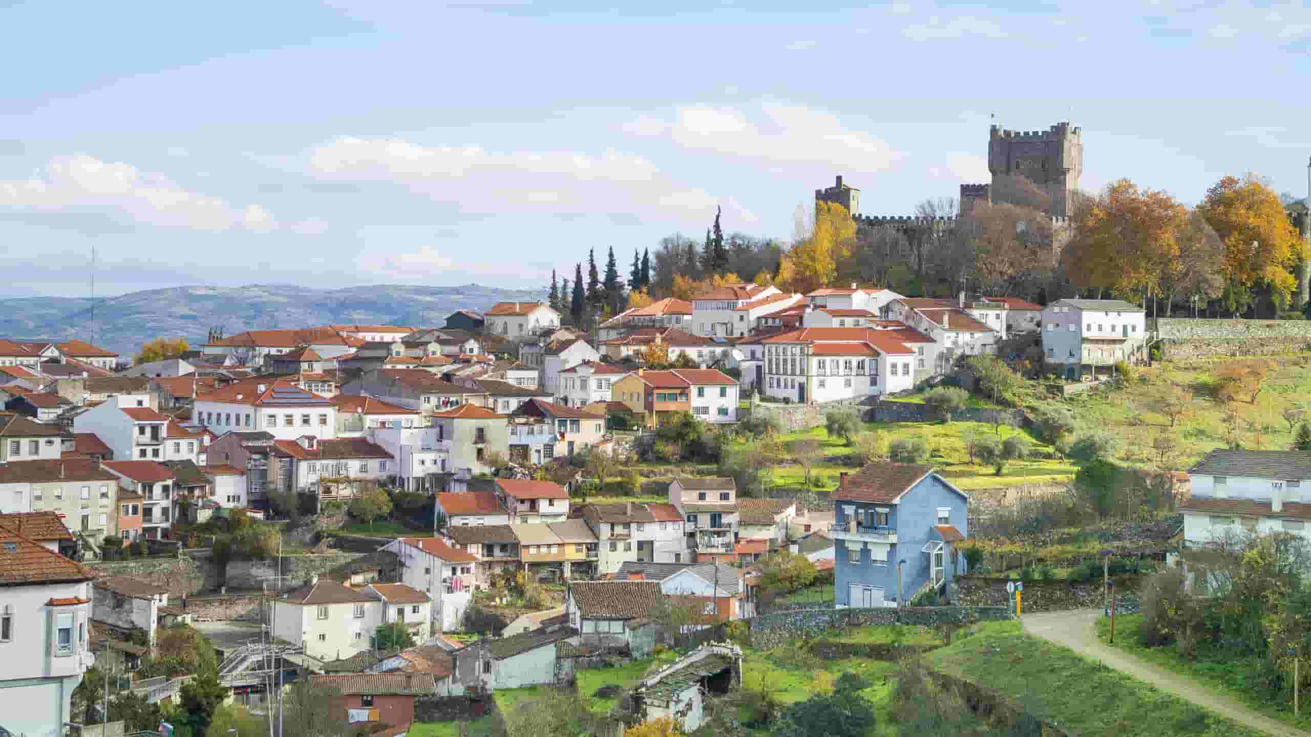 Encontre voos baratos para Bragança