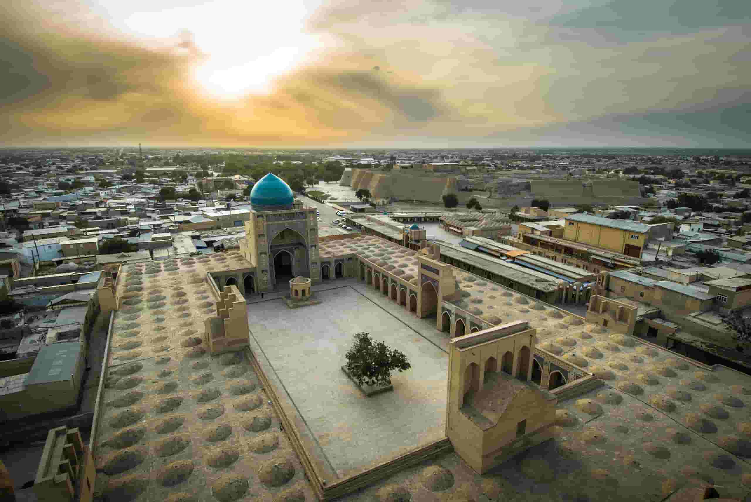 ブハラ行きの格安航空券を検索