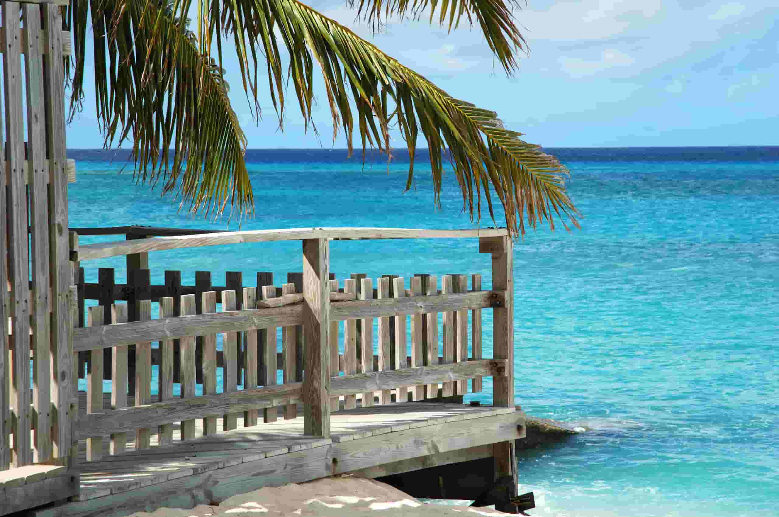 Find billige flyrejser to Cockburn Town fra 1,912 kr