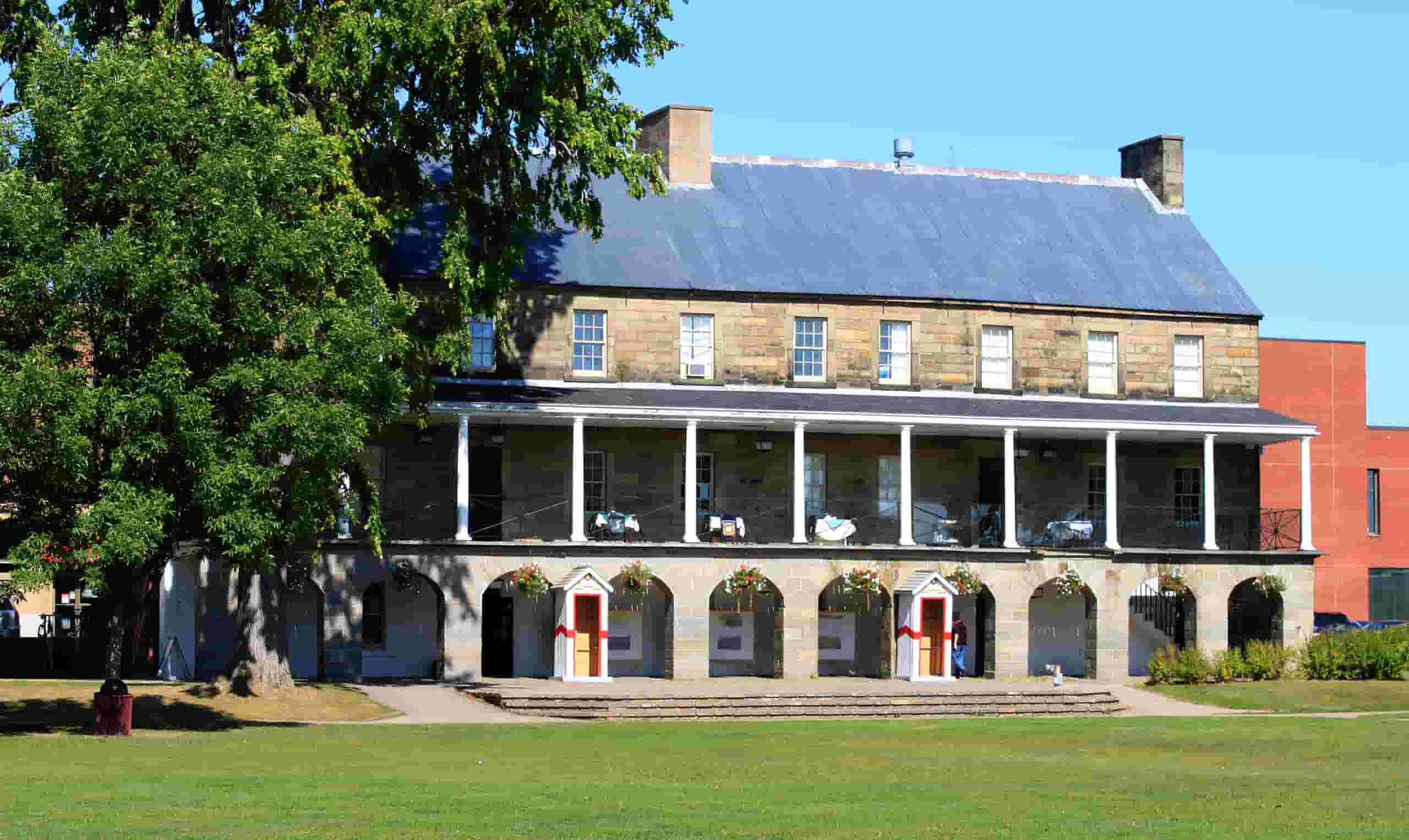 Find billige flybilletter to Fredericton