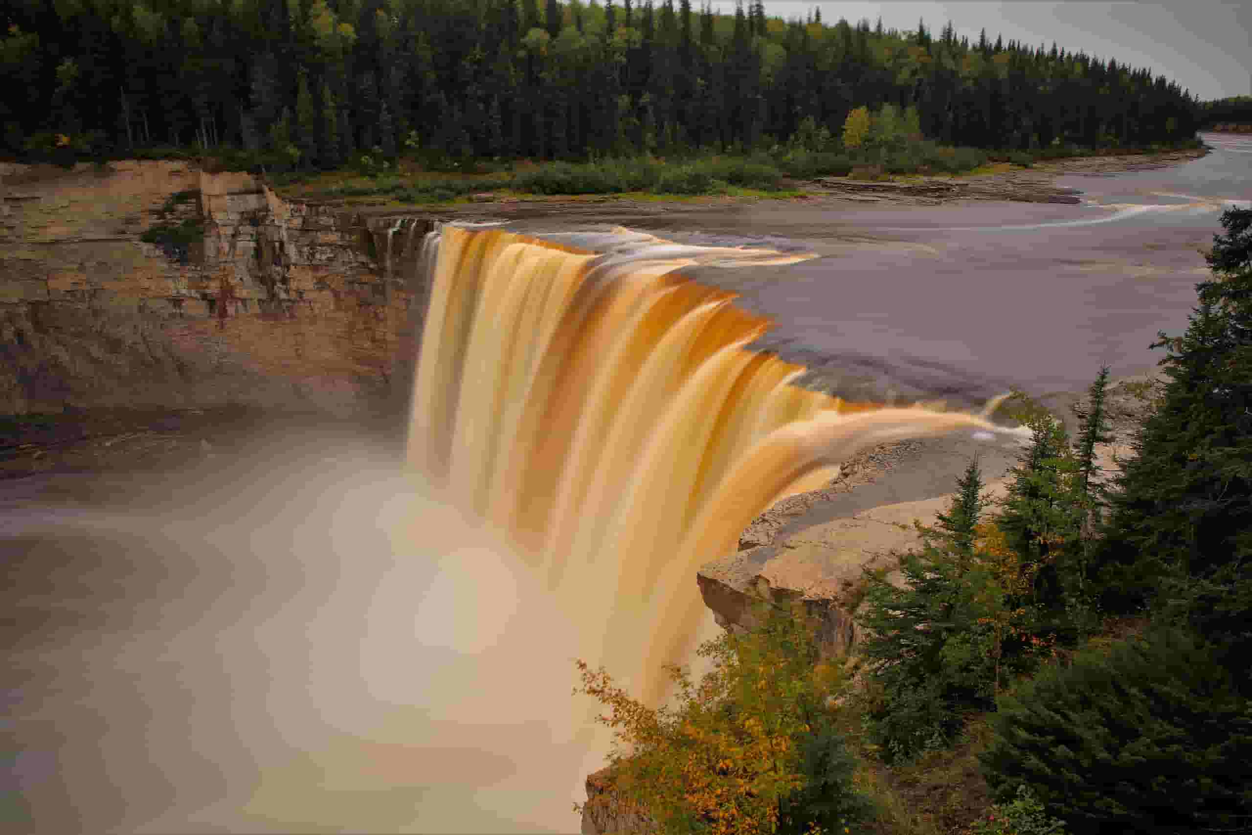 Trova voli economici per Hay River