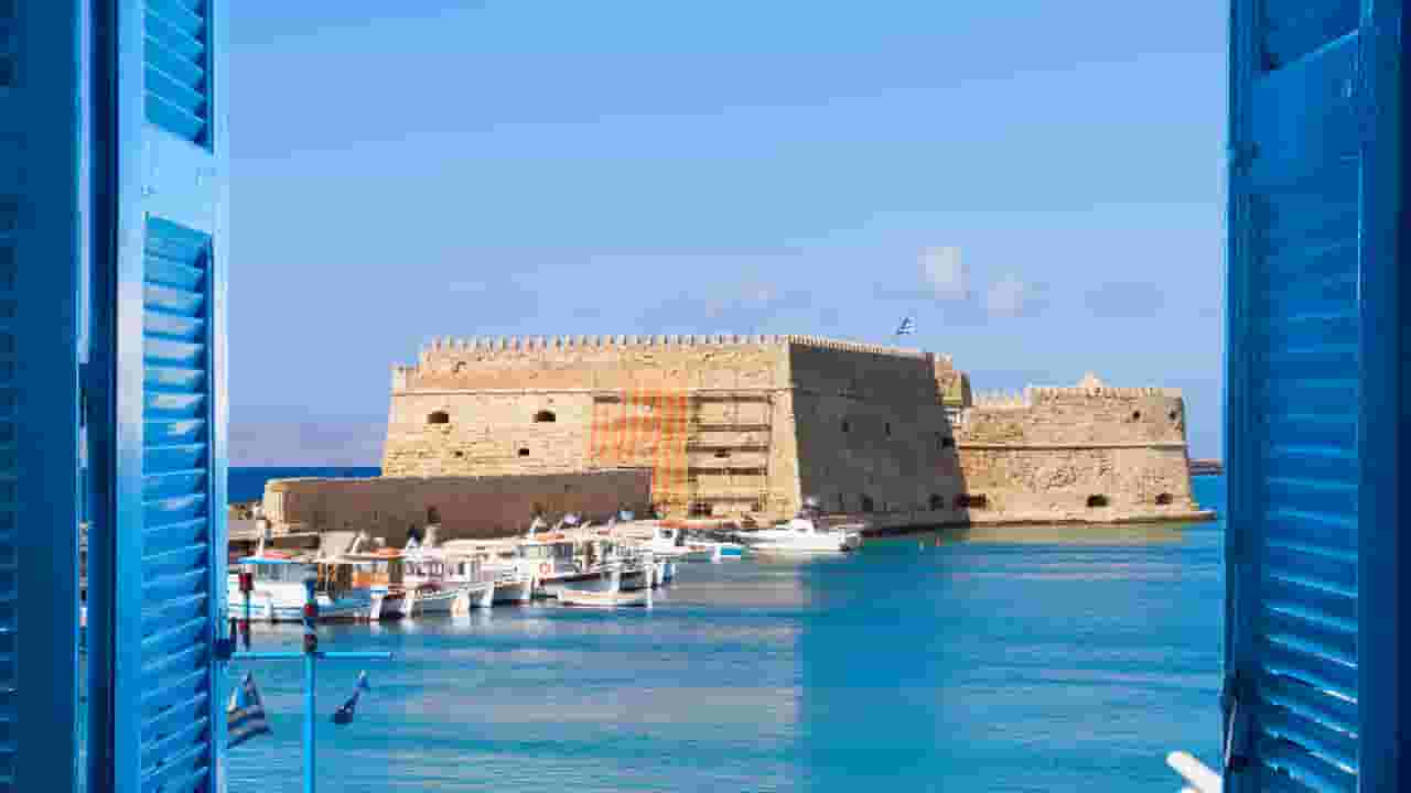 Trova voli economici a Candia a partire da 369 €