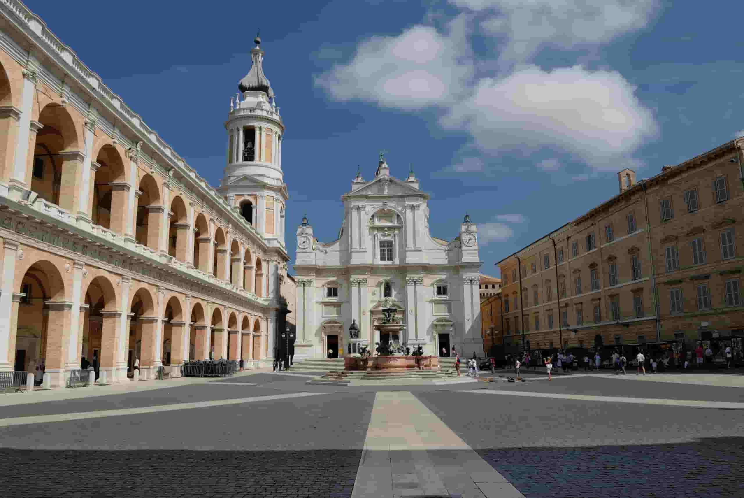 Trova voli economici a Loreto