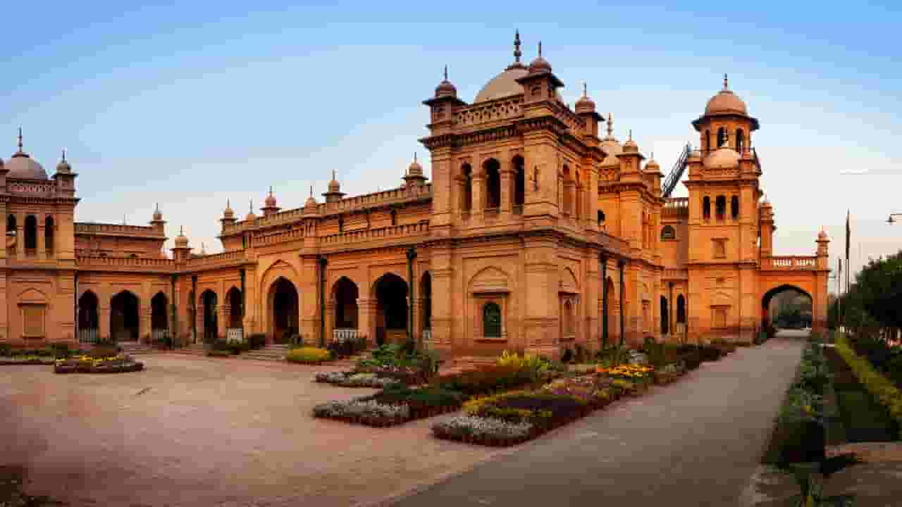 Wyszukaj tanie loty do Peszawaru