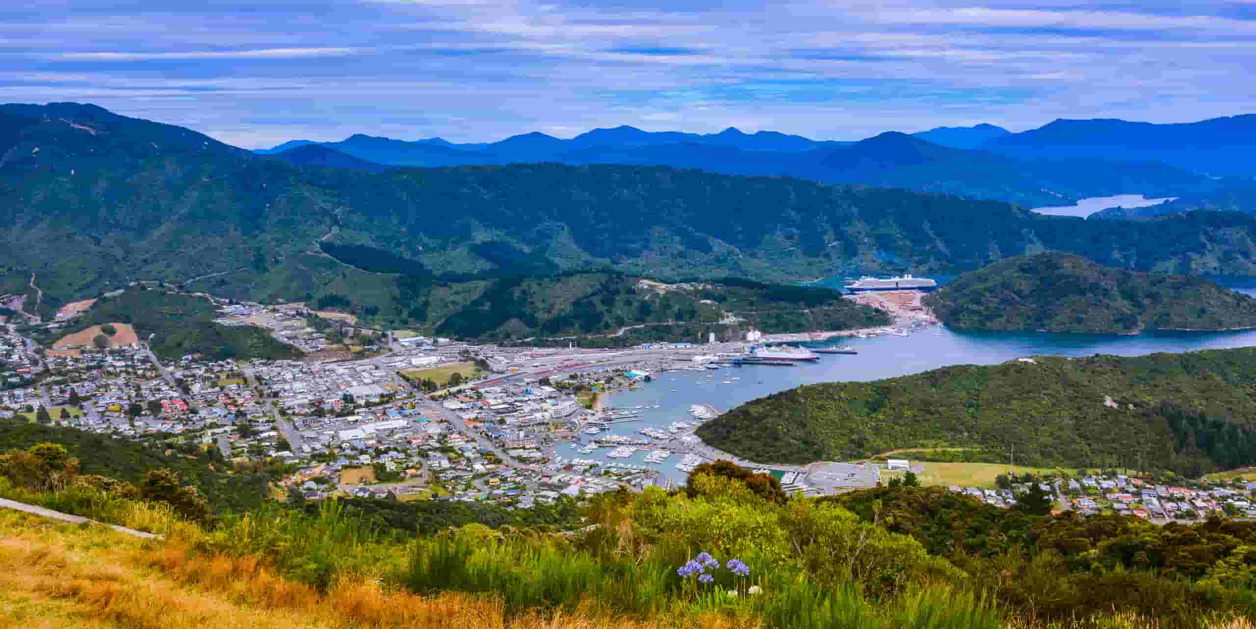 Picton – wyszukaj tanie loty