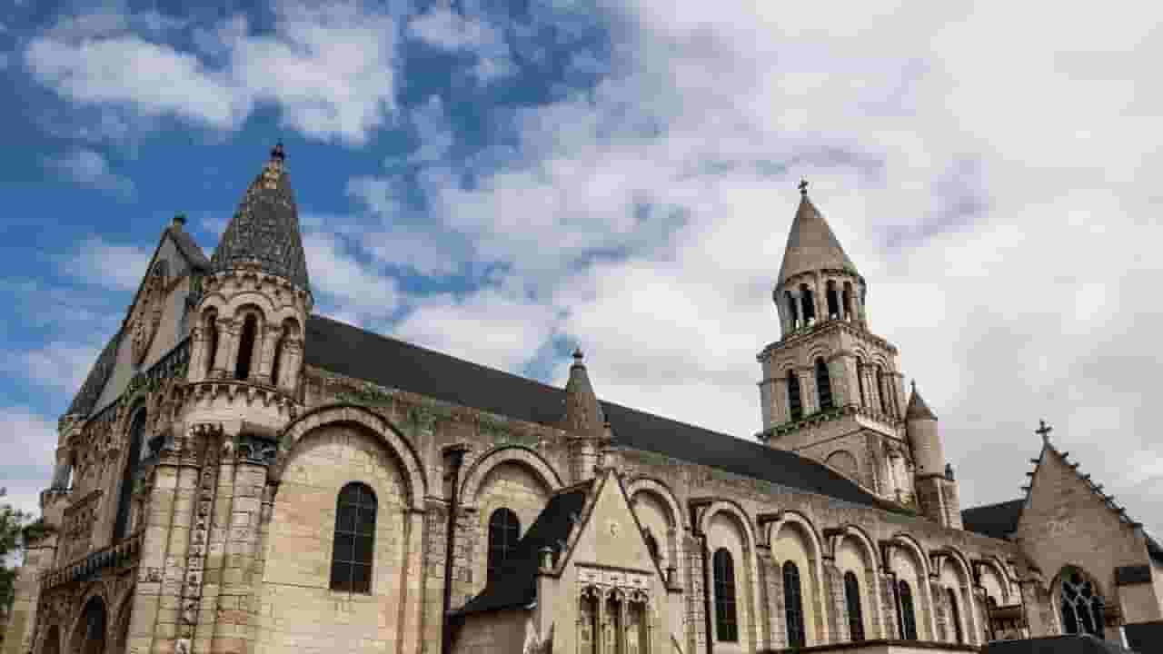 Find billige flybilletter to Poitiers