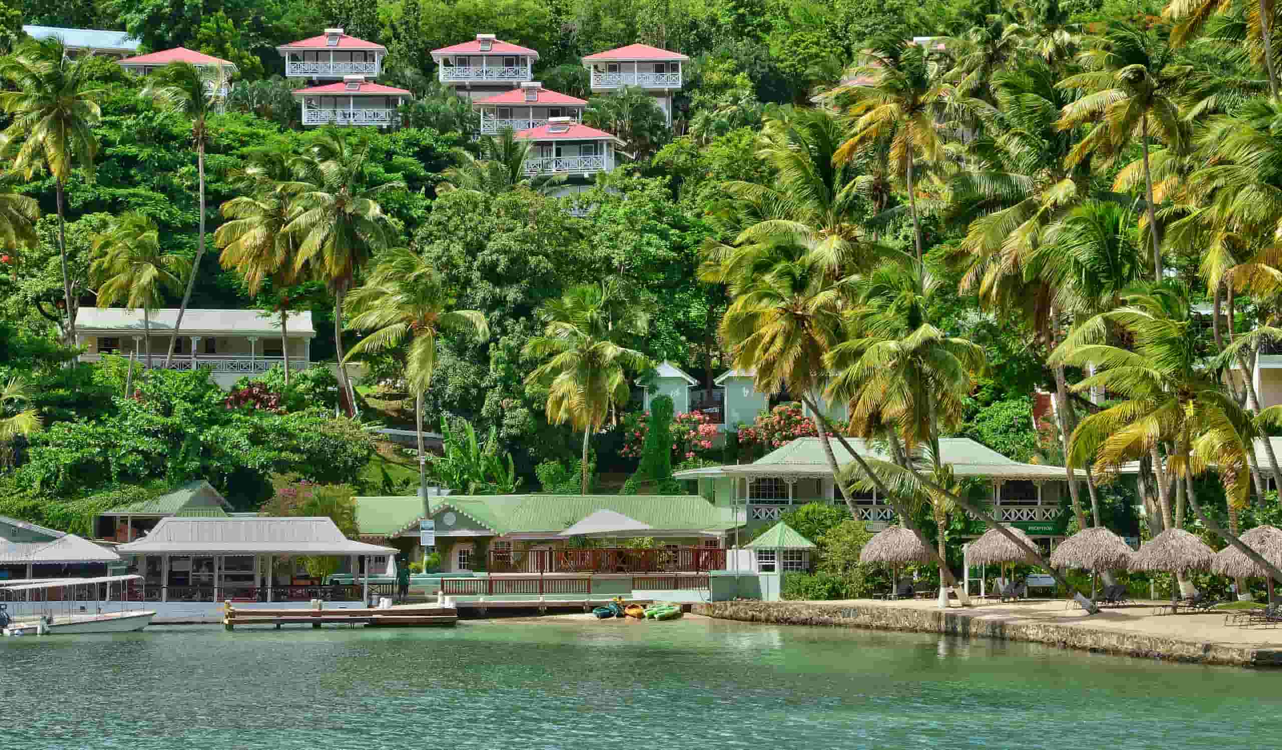 Finn billige flyreiser til Saint Lucia fra kr 2,029