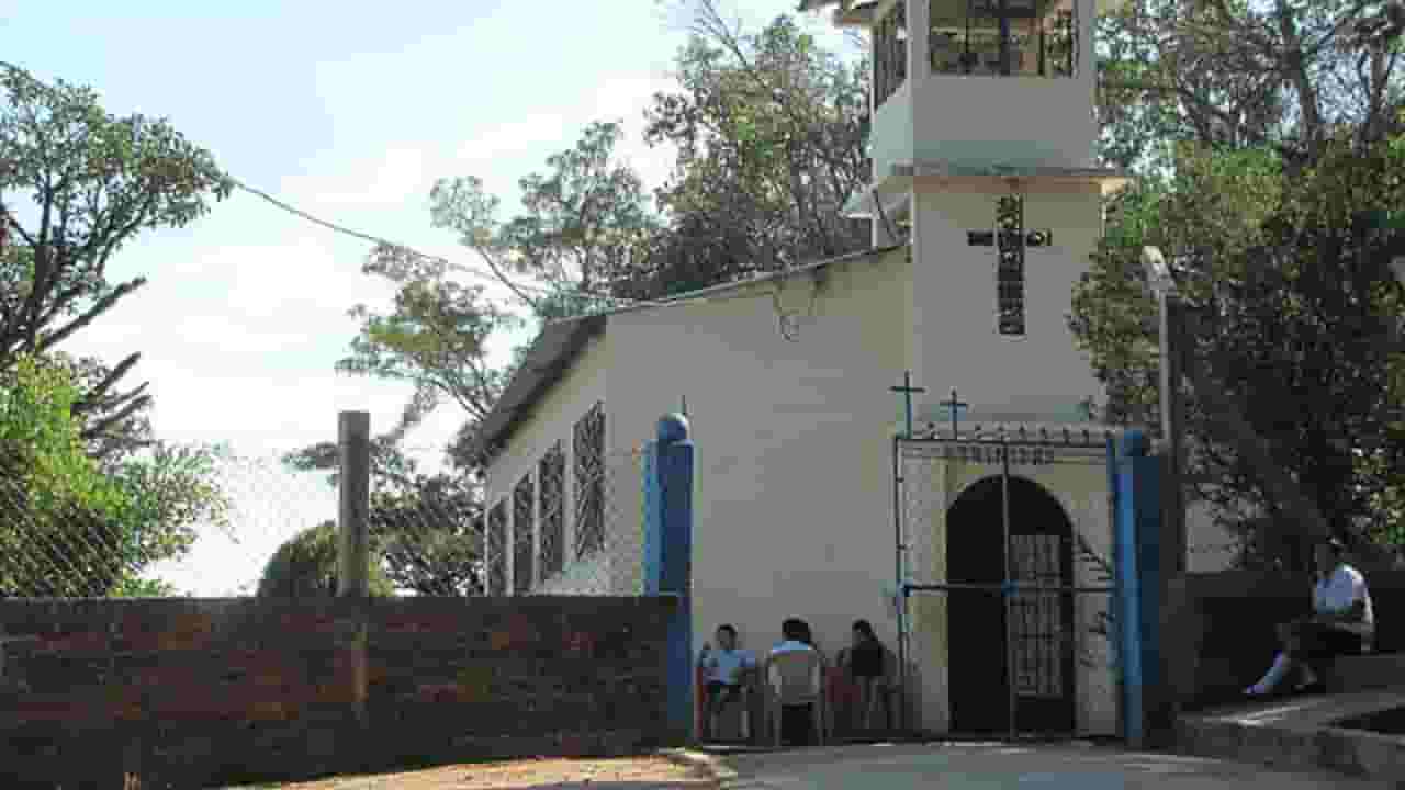 Encuentra vuelos baratos al cantón de Santa Rosa