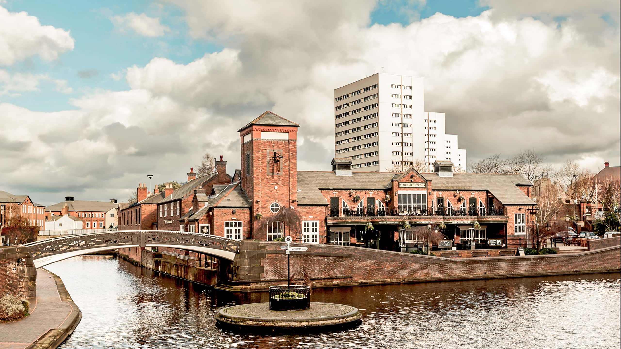 Cheap flights from Vienna to Birmingham from £98