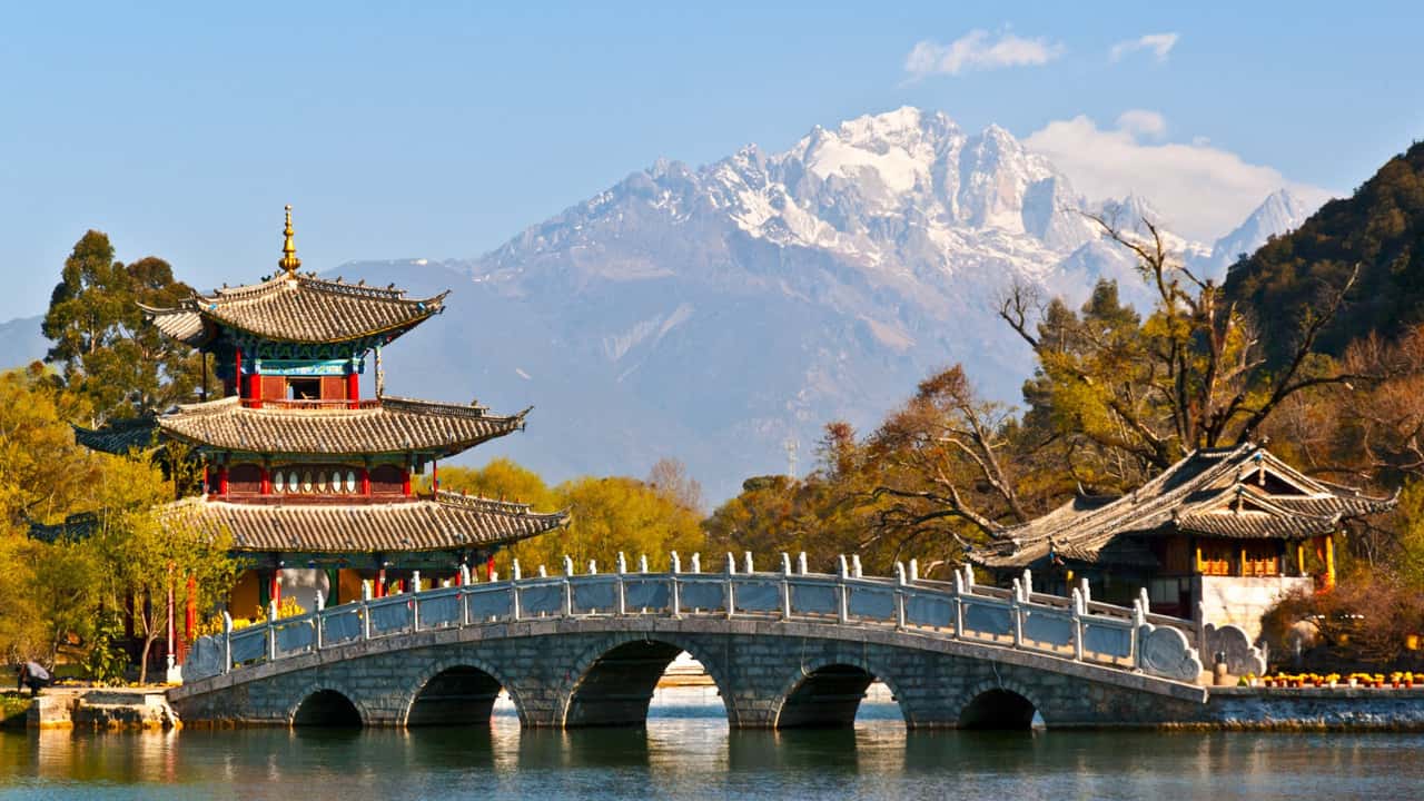 Billige flybilletter from Kunming to Lijiang fra 582 kr