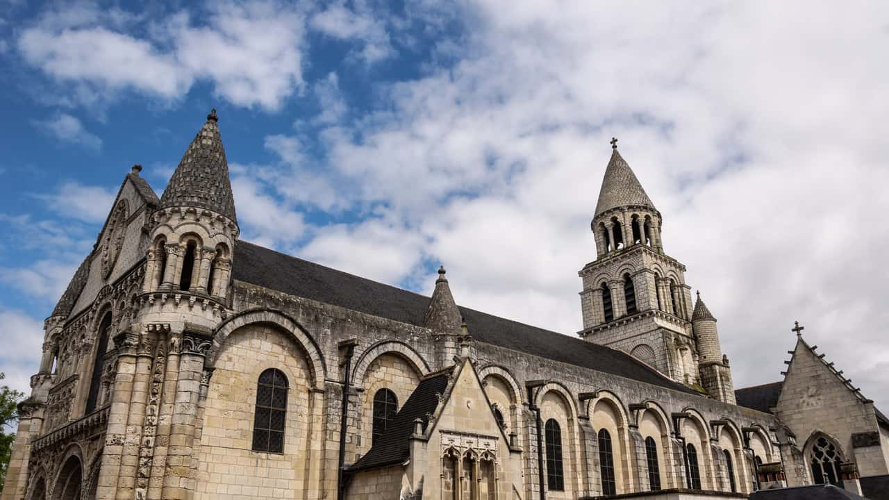 Bilete de avion ieftine din București către Poitiers de la 315 lei