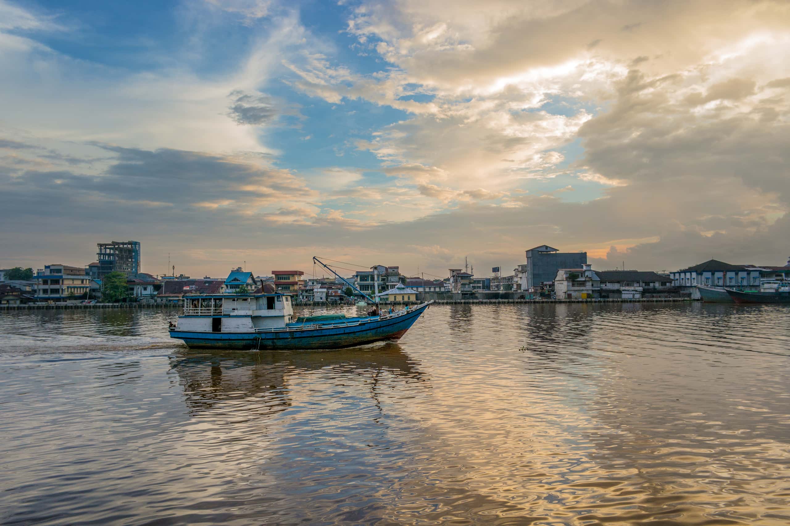 Cheap flights from Jakarta to Putussibau from £151