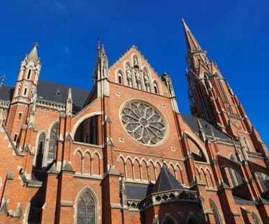 يبعُد مطار أوسييك