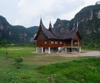 مطار المينانجكاباو الدولي