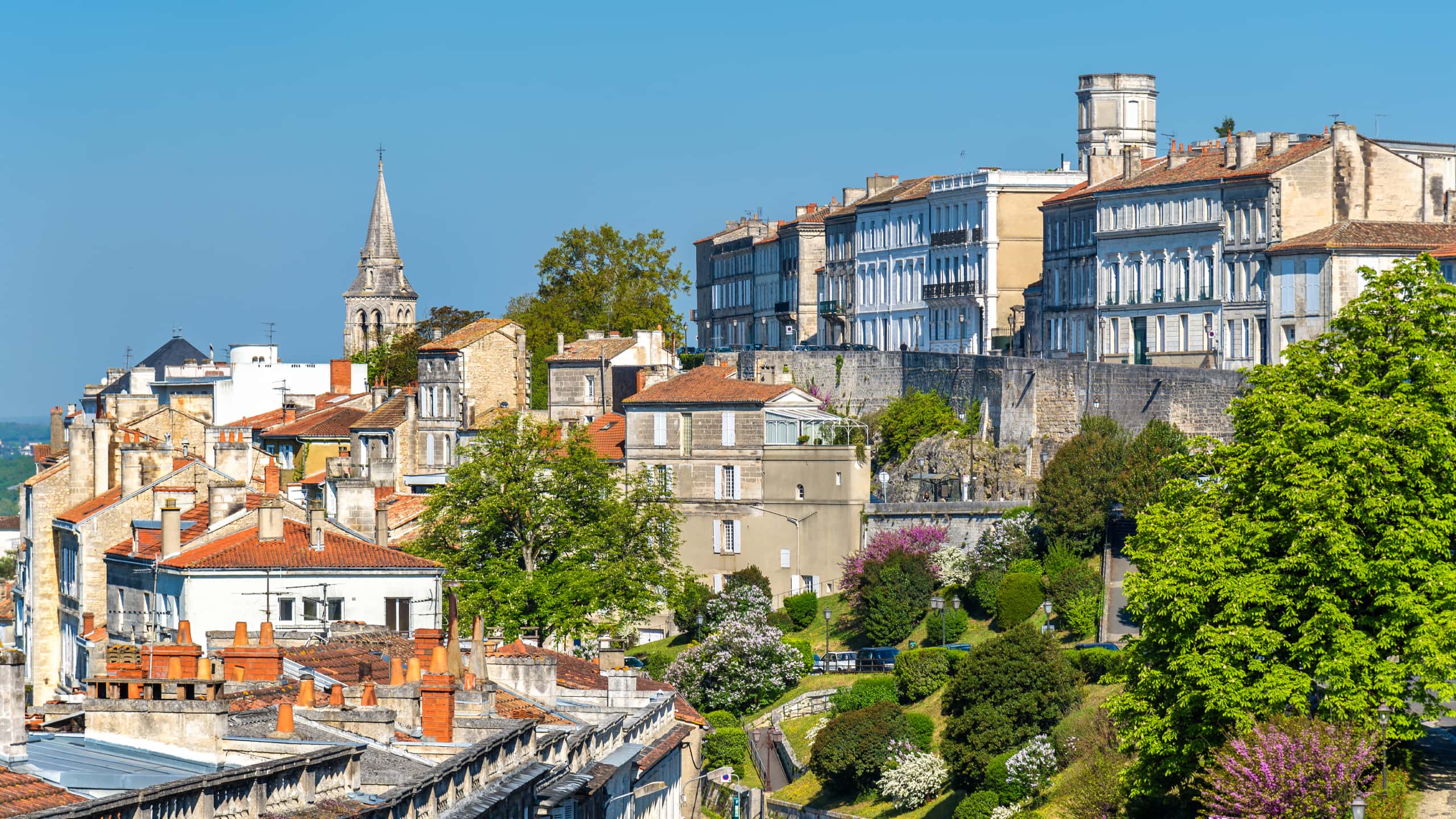Vols pas chers depuis Paris vers Angoulême à partir de 70 €