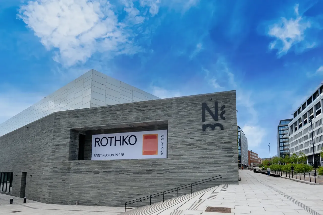 Moderní fasáda Národního muzea Norska s plakátem lákajícím na výstavu Marka Rothka