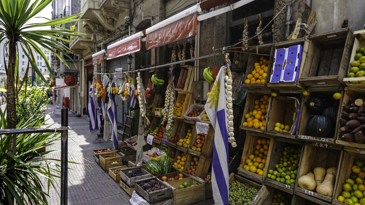 Stragan z owocami na ulicach Montevideo, Urugwaj