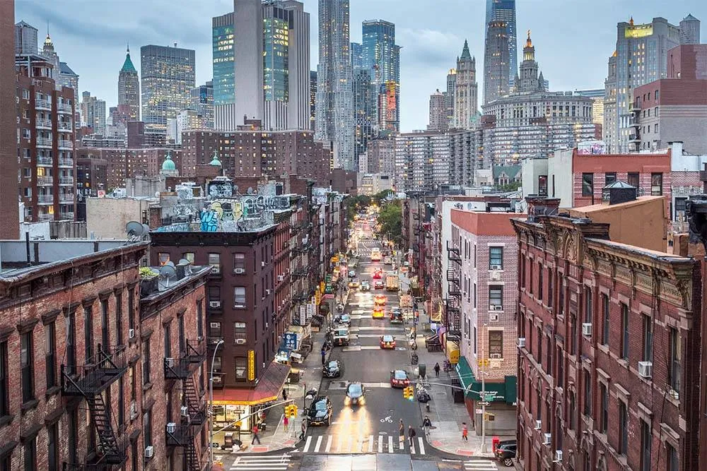 Manhattan, New York központi és legforgalmasabb kerülete, ahol állandó a nyüzsgés – Shutterstock