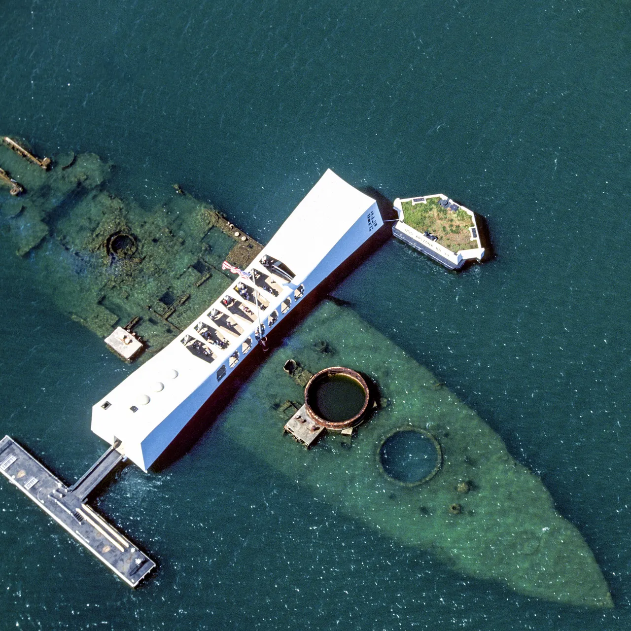 USA, Havaj, Oahu, Honolulu, Pearl Harbor, památník potopené lodi USS Arizona.