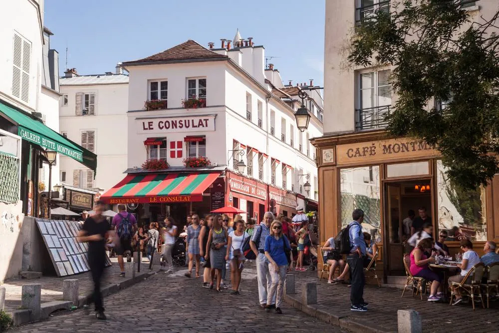 Sétáló turisták a párizsi Montmartre-on - Getty Images