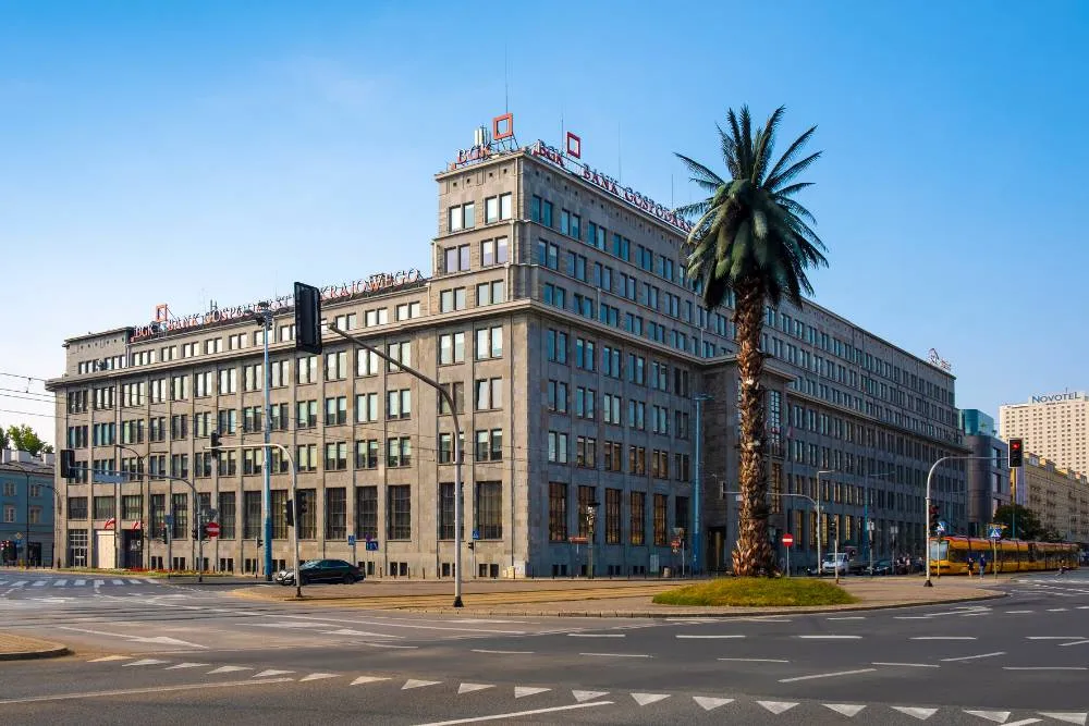 Gospodarstwa Krajowego bank building and palm tree sculpture in Warsaw — Getty Images