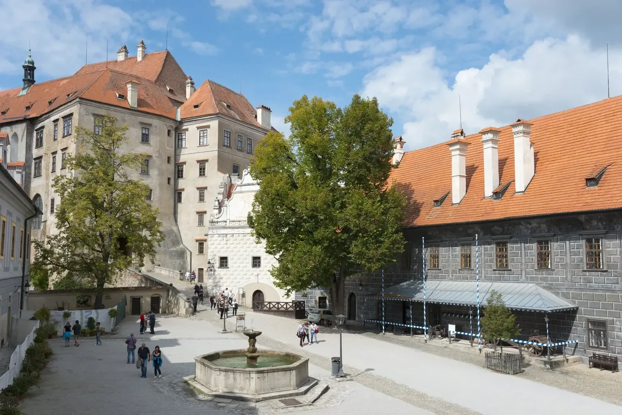 Majestátní pohled na hrad Český Krumlov obklopený malebnými středověkými uličkami