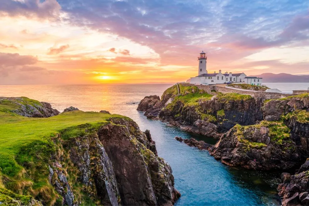 Un far pe Coasta Irlandei