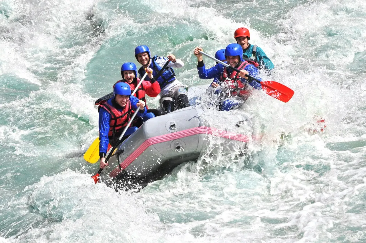 Joyful white water rafters — Shutterstock
