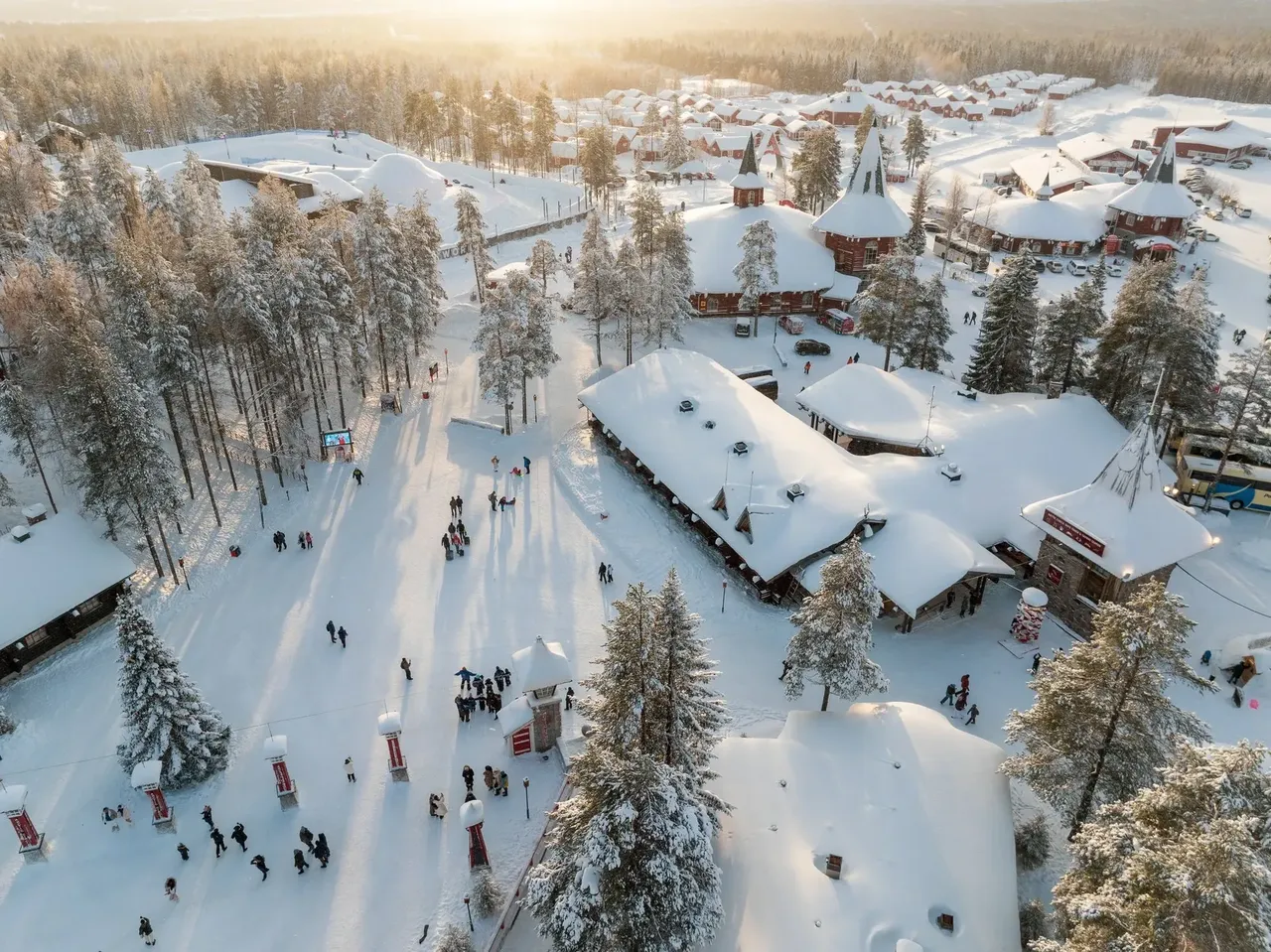 Okouzlující letecký pohled na zasněženou Santovu vesničku v Rovaniemi.