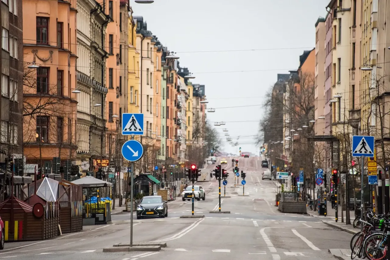 O scenă stradală vibrantă în Södermalm, Stockholm, Suedia, care prezintă clădiri colorate și o viață urbană animată.