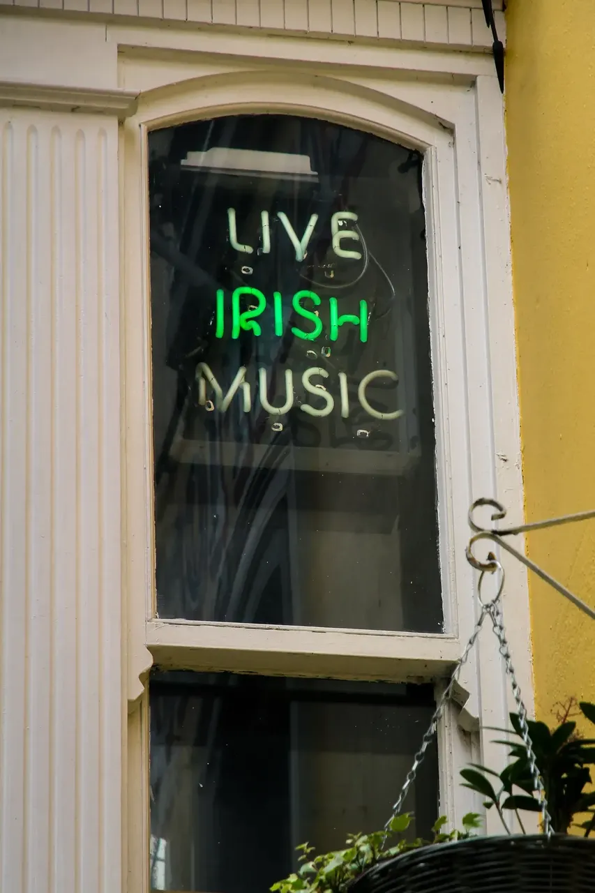 okno pubu w Dublinie z neonem