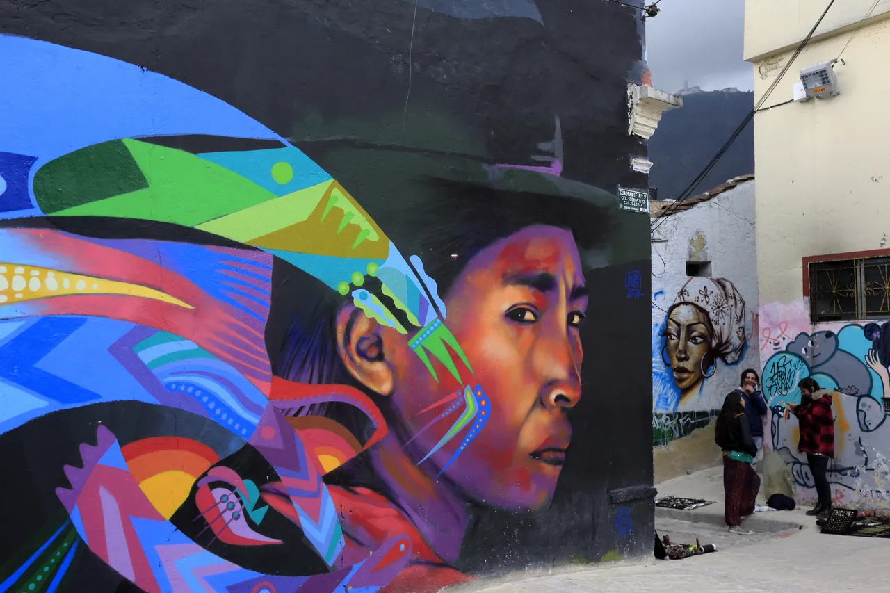 Arta stradală a acoperit fațada clădirii din cartierul La Candelaria. Bogota. Columbia.