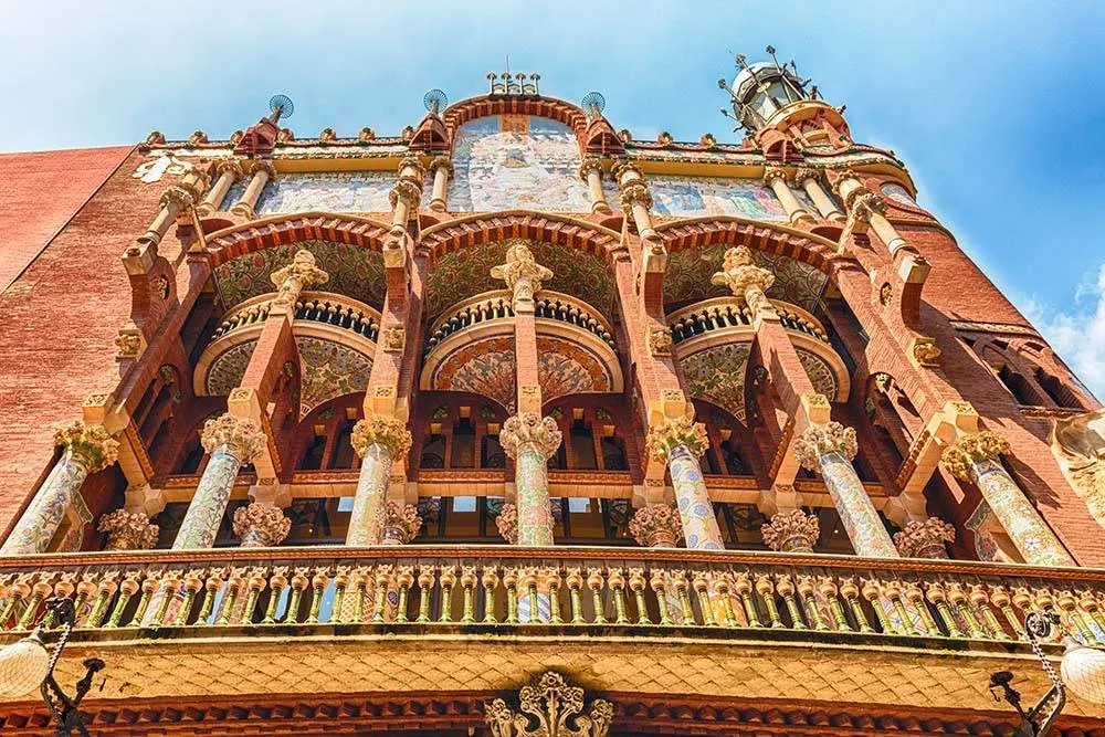 front sali koncertowej Palau de la Musica Catalana z kolumnami i krużgankiem