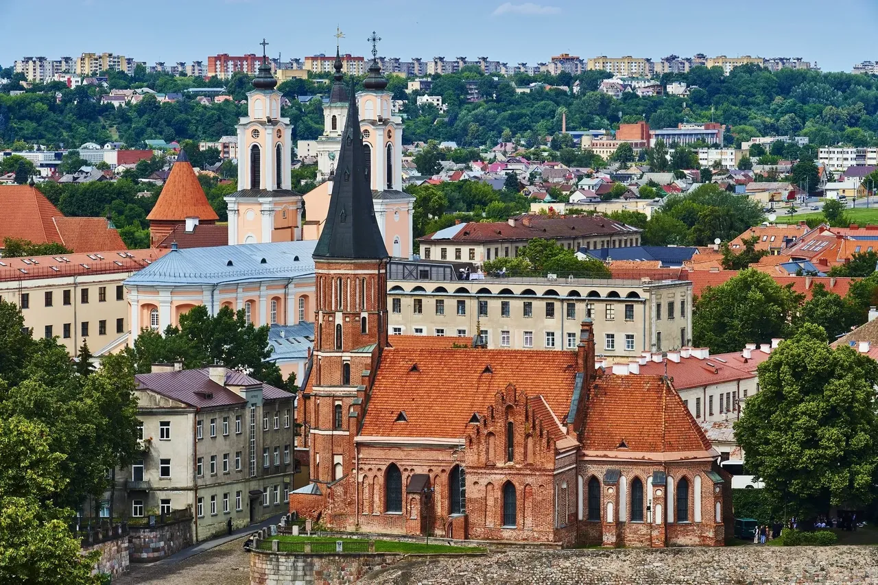 Letecký pohled na litevský Kaunas s jeho historickým starým městem a moderní architekturou