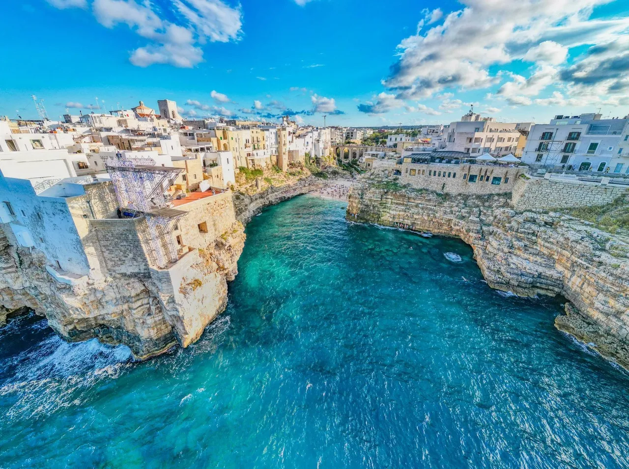 Letecký pohled na Polignano a Mare, Itálie, Polignano a Mare, Metropolitní město Bari, Itálie