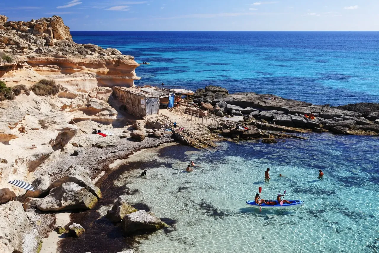 A Calo des Mort-öböl Formenterán (Baleár-szigetek, Spanyolország)