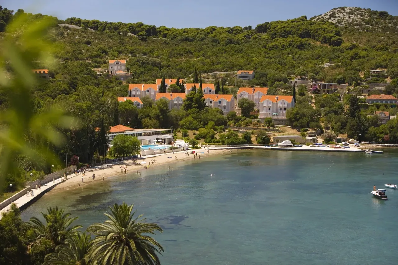 Malebný pohled na Elafitské ostrovy poblíž Dubrovníku, obklopené tyrkysovým mořem a bujnou zelení