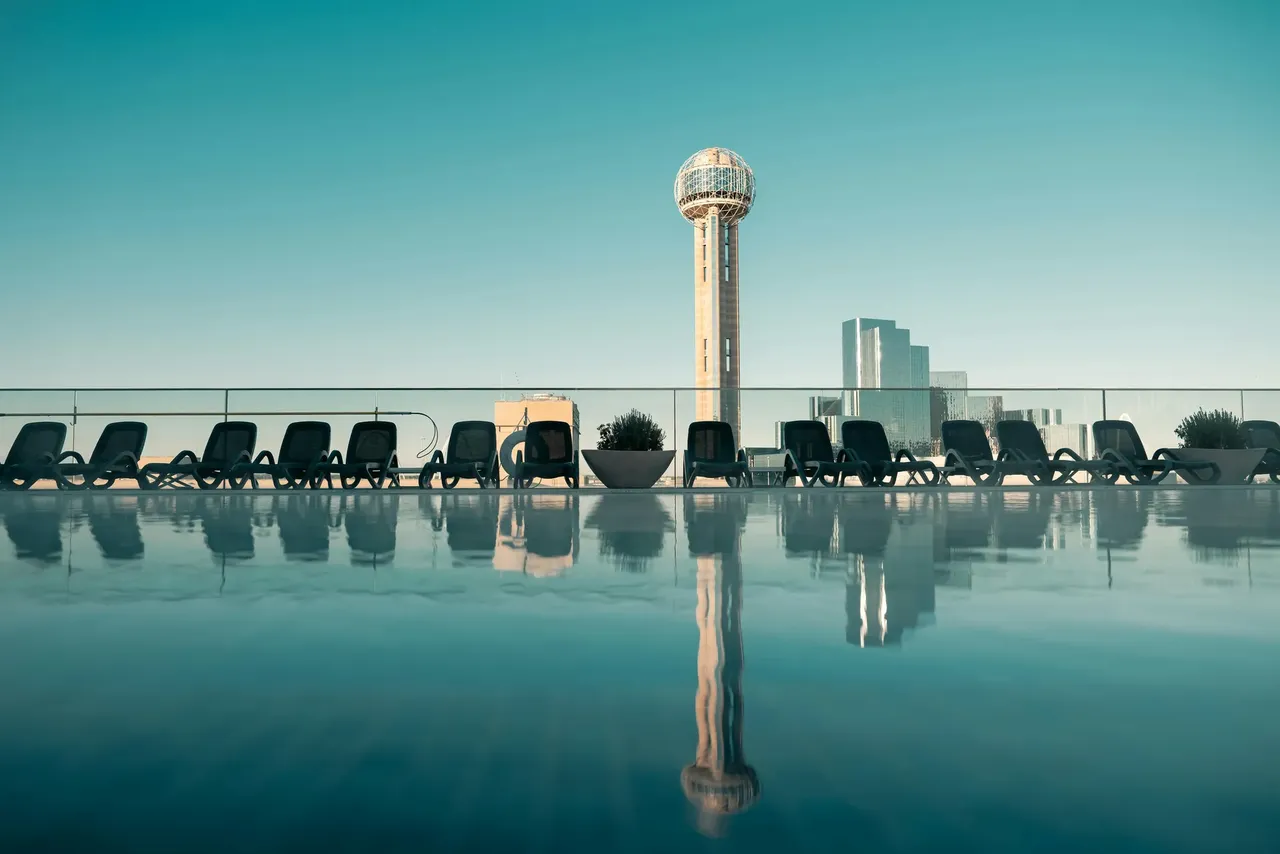 Jedinečná silueta věže Reunion Tower na pozadí dallaského panoramatu.