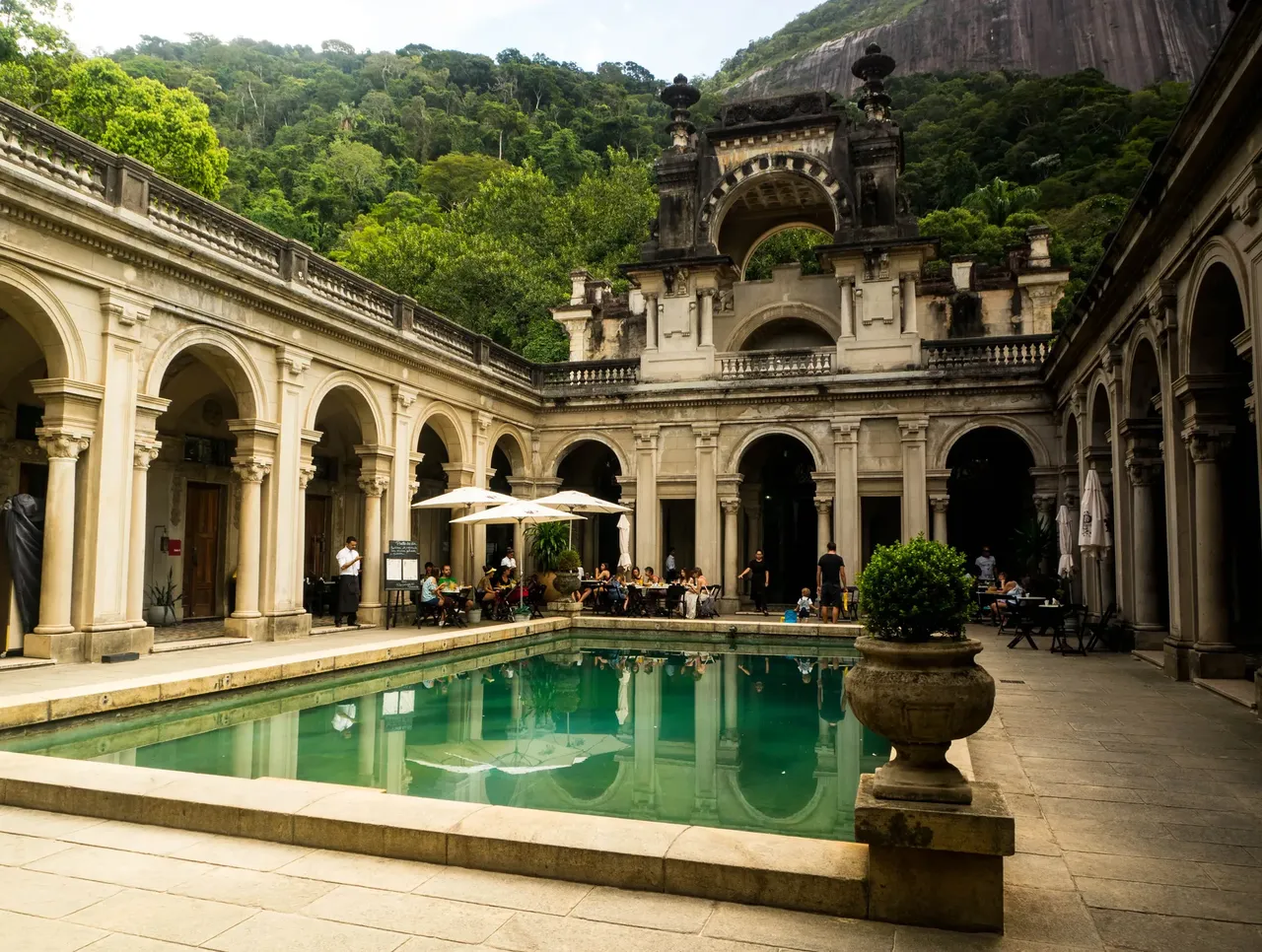pałac z basenem na dziedzińcu w rio de Janeiro