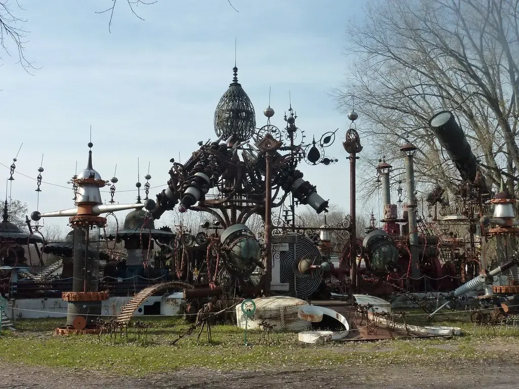 The sculpture made from an incredible number of scrap parts, some of which have a remarkable history — jchapiewsky / flickr 9 amazing buildings you won’t believe actually exist