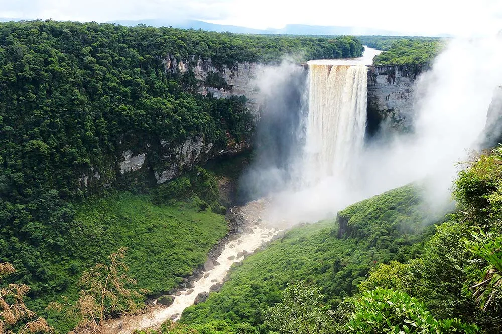 Kaieteur-vízesés a dzsungel közepén, Guyana, Dél-Amerika