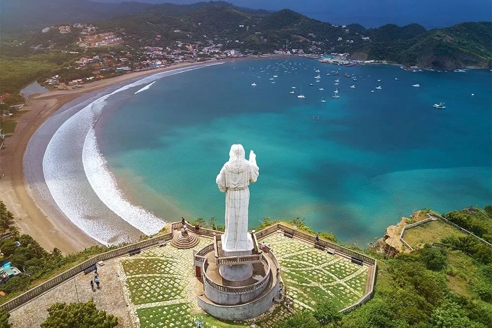 View of San Juan del Sur Bay with the Christ of the Mercy statue in the foreground — Shutterstock