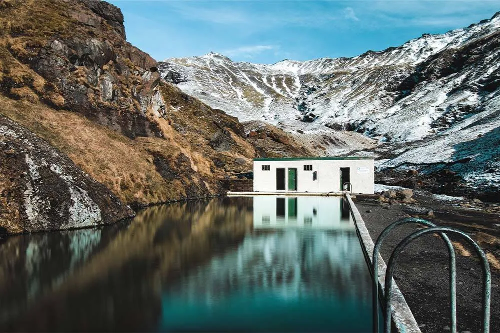 basen termalny na islandii w tle ośnieżone gory