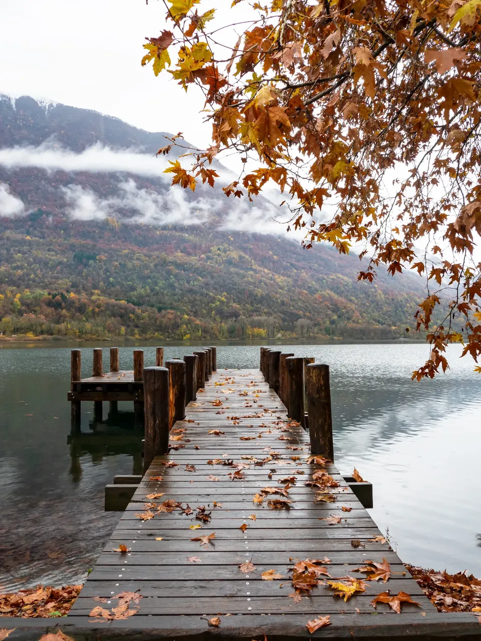 Pier at Lago Piano in fall — Shutterstock