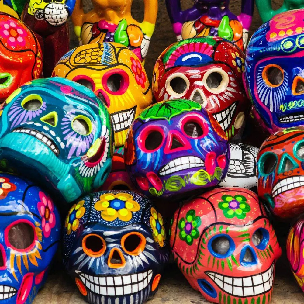 Cranii pictate cu motive tradiționale mexicane pentru Sărbătoarea Morților
