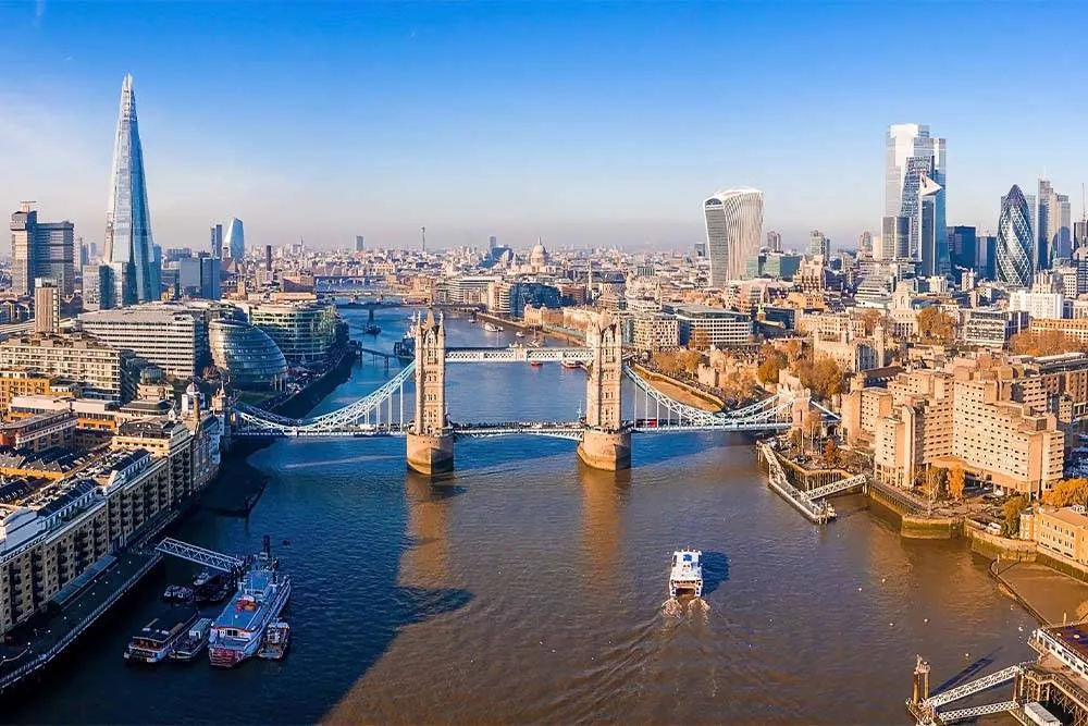 London panorámaképe a Temze folyóról - Shutterstock