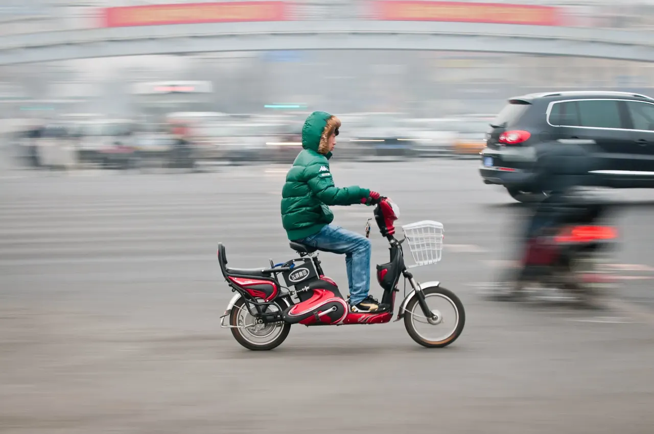 Beijing is full of mopeds driving through an incredible traffic - Fotokon / Shutterstock business traveller