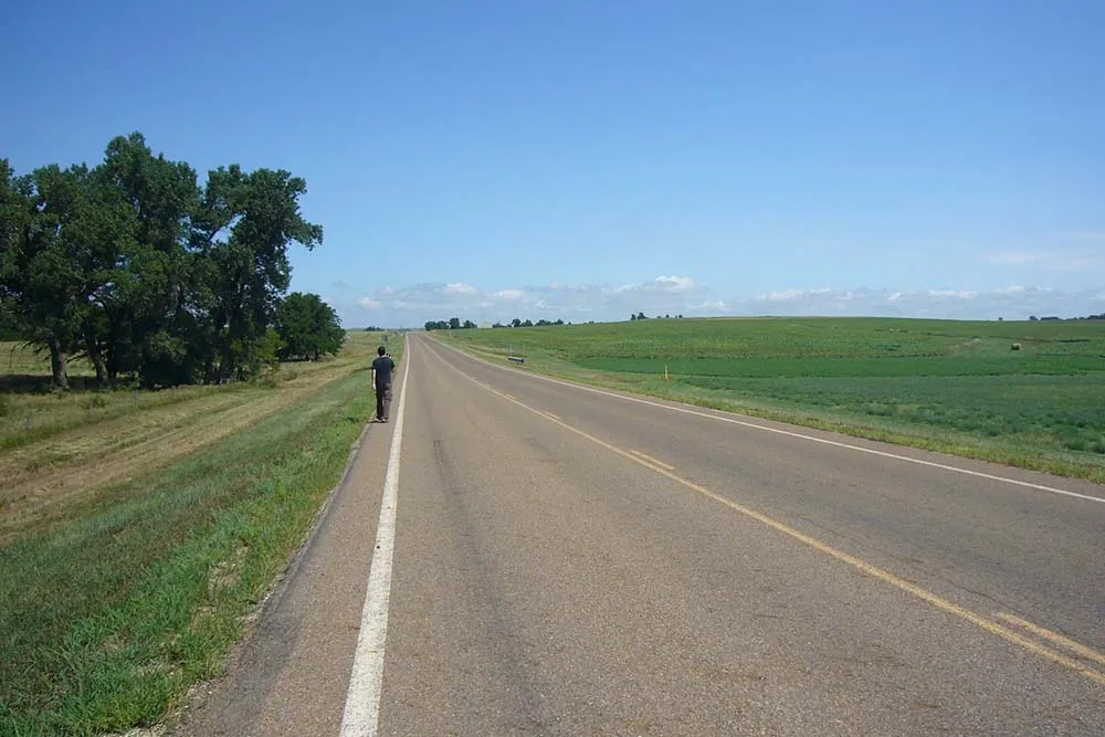 Joe megpróbál a horizontig sétálni Kansas-ben