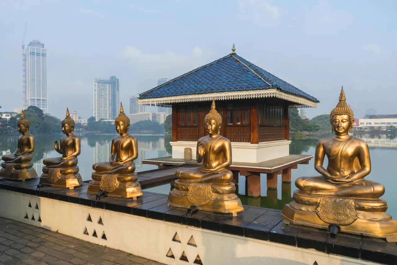Seema Malaka es un templo budista utilizado para la meditación y el descanso, más que para la adoración