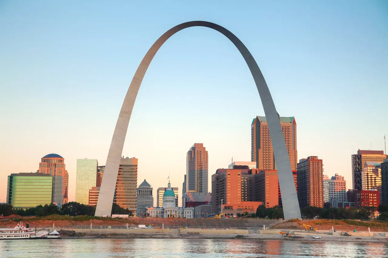 Visitors head to the top of the arch and the observation area by squeezing into quasi-futuristic pods - Shutterstock skyscraper